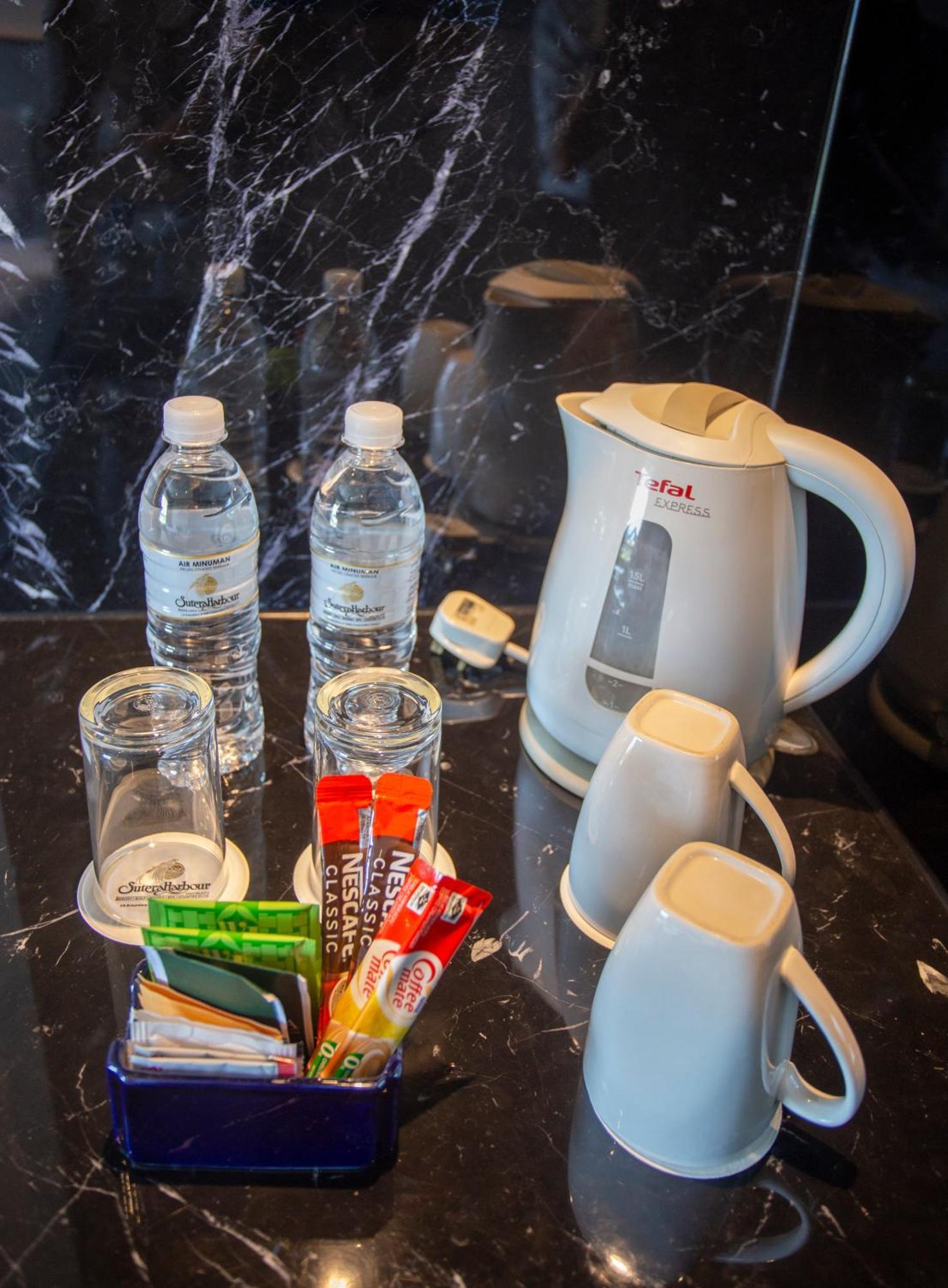 The Pacific Sutera Hotel Кота Кинабалу Екстериор снимка A kettle with bottled water and coffee